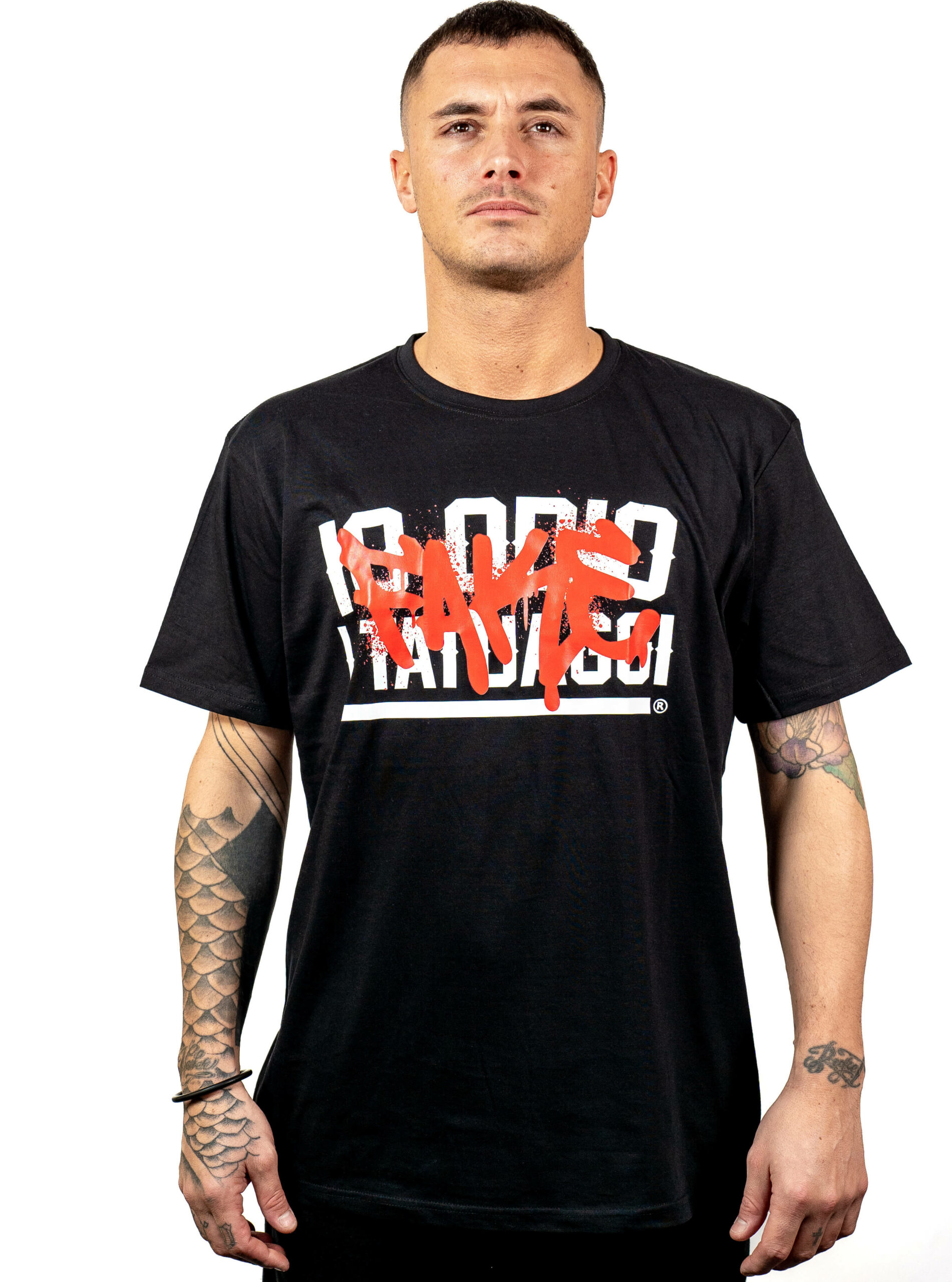 T-SHIRT IO ODIO I TATUAGGI FAKE - UNISEX NERA - FRONTE T-SHIRT IO ODIO I TATUAGGI FAKE - UNISEX NERA - FRONTE