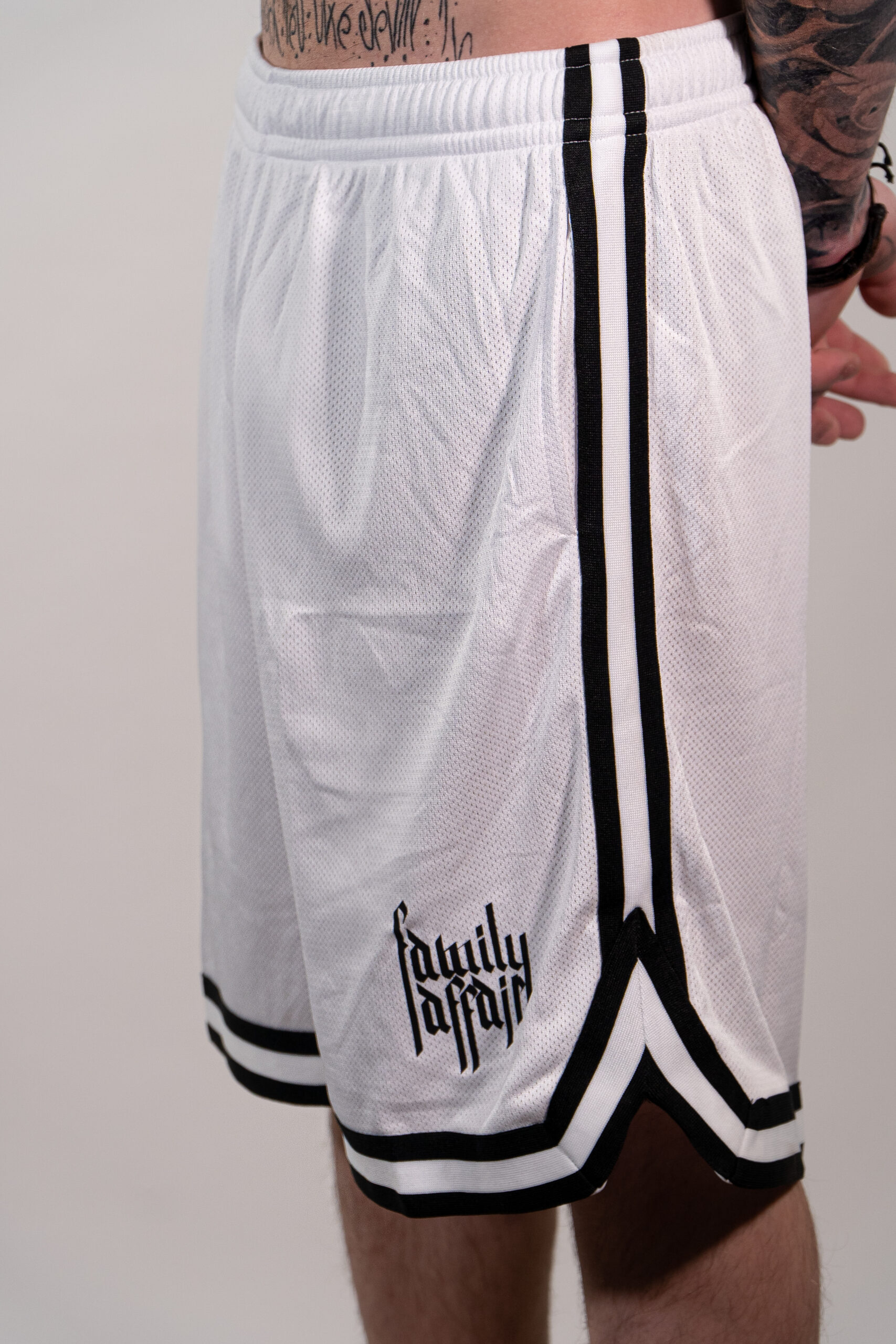 PANTALONCINI BASKET - FAMILY AFFAIR - UNISEX - ROSSO - FRONTE PANTALONCINI BASKET - FAMILY AFFAIR - UNISEX - BIANCO